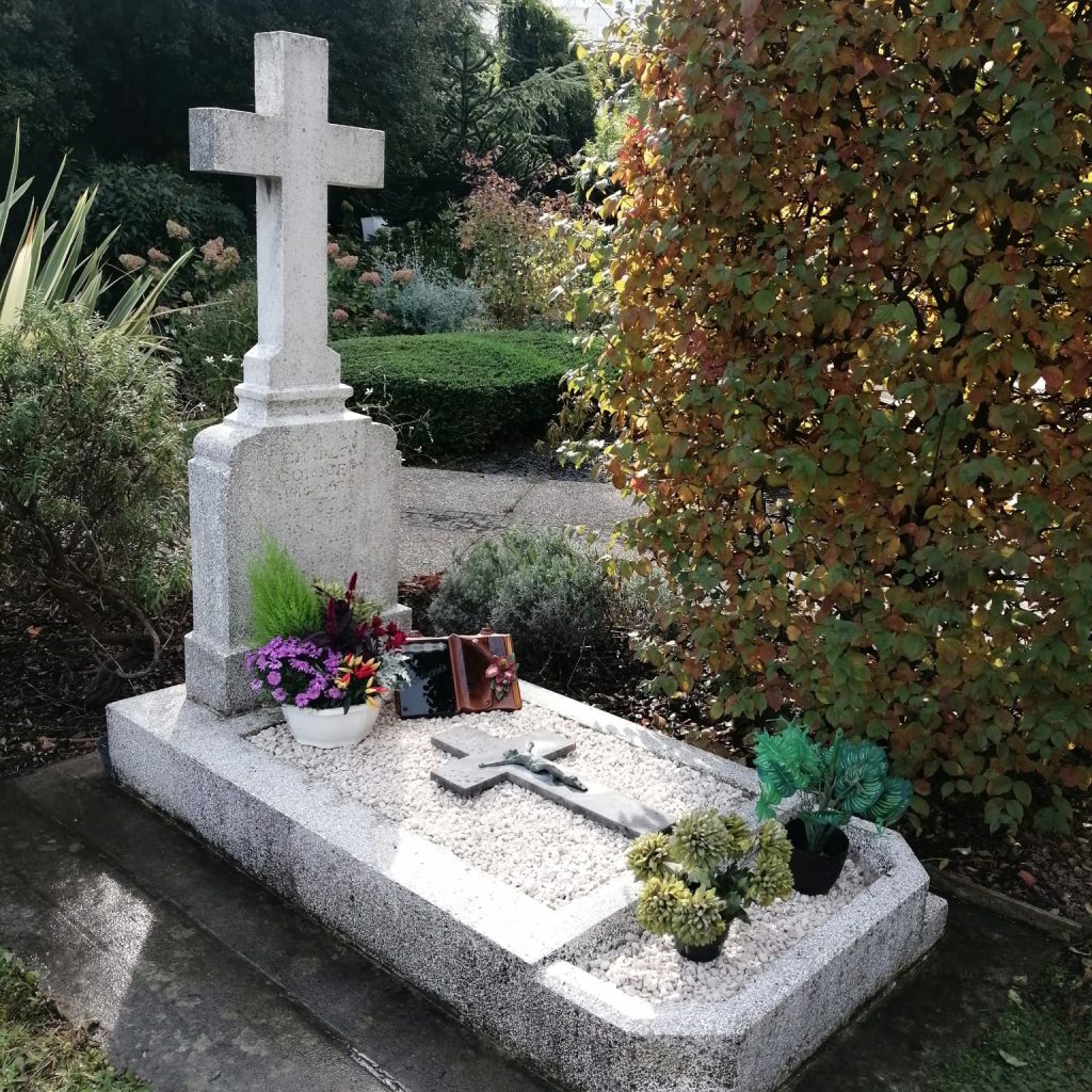 Nettoyage de tombes -pierre ancienne - résultat après intervention Jardin des Mémoires