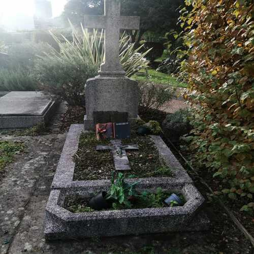 pierre tombale ancienne avant nettoyage