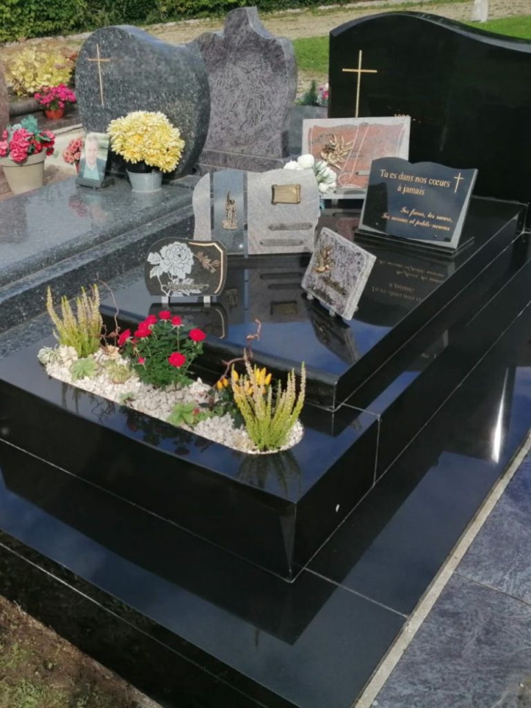 tombe en marbre nettoyée et fleurie