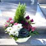 Embellissement floral sur tombe nettoyée - composition avec cyprès et rose - 77