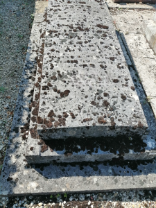 sépulture ancienne pierre poreuse couverte de lichen