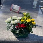 composition florale de saison sur sépulture après entretien de la tombe