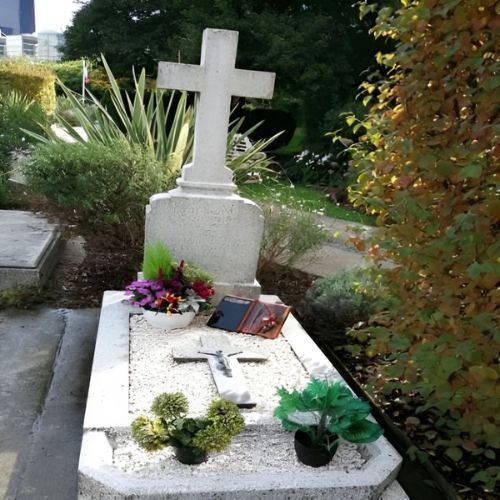 vieille pierre tombale nettoyée et fleurie