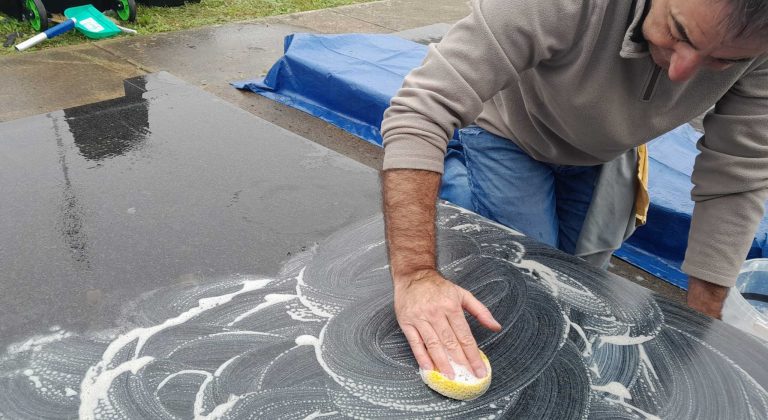 nettoyage à la main d'une tombe