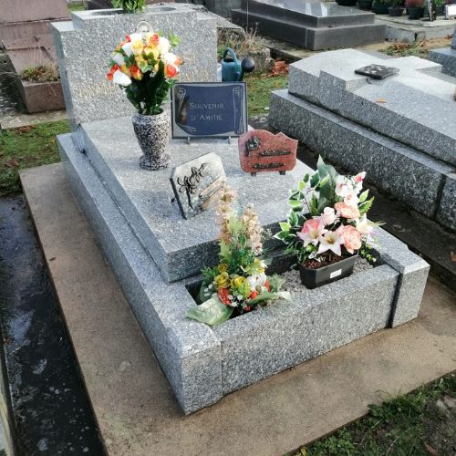 sépulture en marbre après nettoyage fleurie