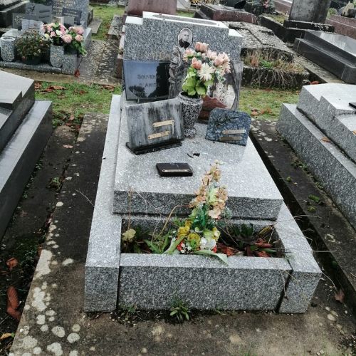 sépulture en marbre avant nettoyage