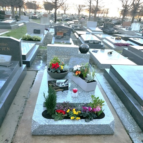 sépulture en marbre après nettoyage fleurie