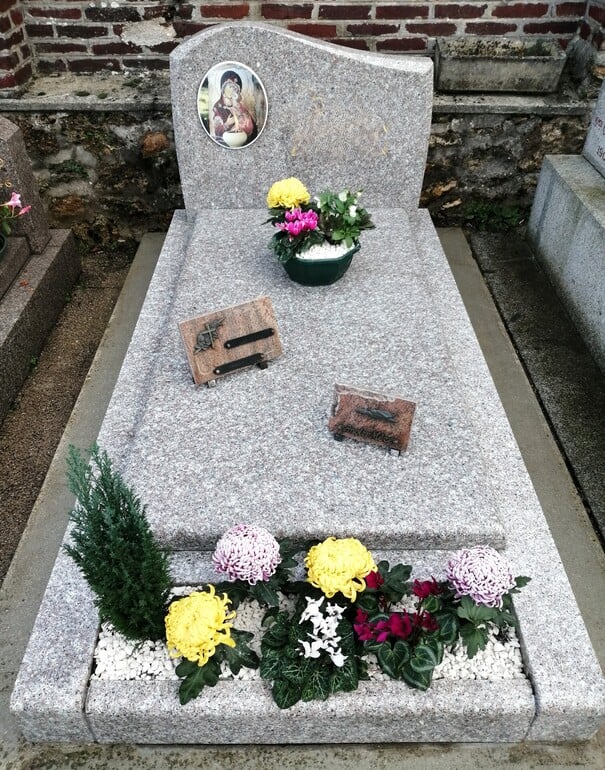 tombe en granit bien entretenue