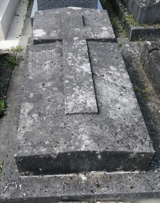 Tombe très sale non entretenue