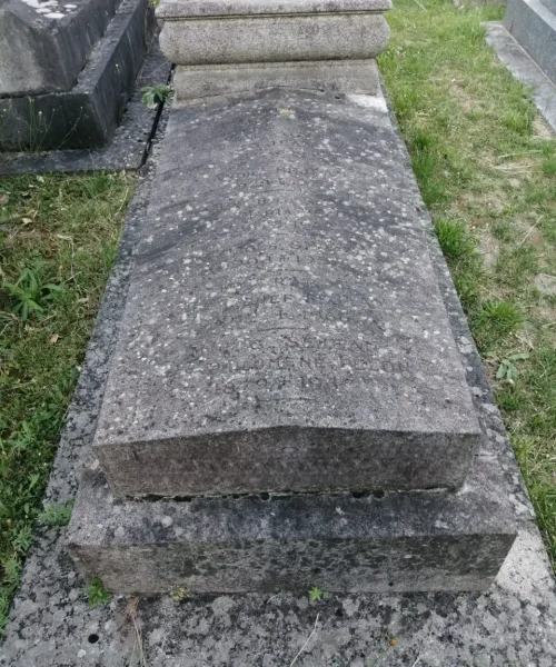 tombe vielle pierre granite avant